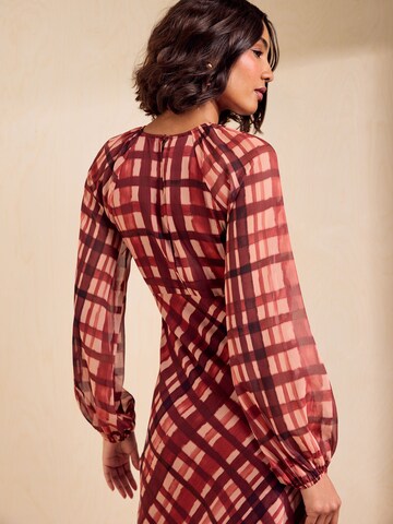 Friends Like These - Vestido en rojo