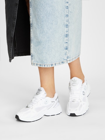 Baskets basses 'Astir' ADIDAS ORIGINALS en blanc : devant