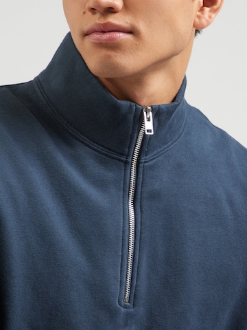 Abercrombie & Fitch Mikina 'ESSENTIAL' – modrá