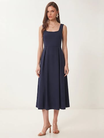 Happiness İstanbul Jurk 'Midi' in Blauw: voorkant