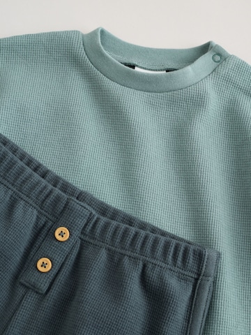 Set de la Next pe verde