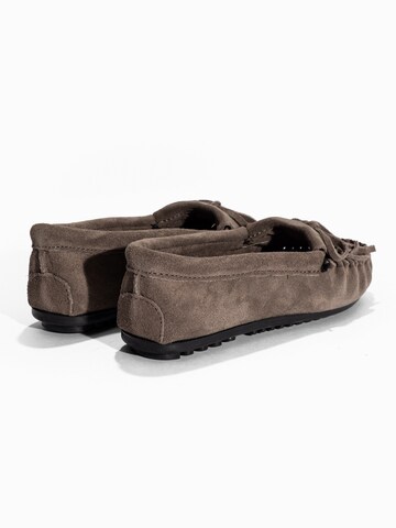 Minnetonka Mokaszin 'Kilty' - szürke