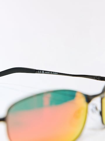 Bershka Sonnenbrille in Schwarz