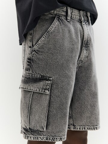 Pull&Bear Loosefit Cargojeans i grå