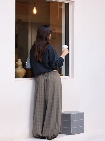 Bershka Zúžený strih Nohavice - Zelená