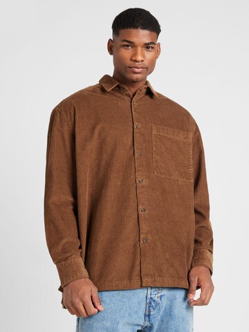 Fit confort Chemise TOPMAN en marron : devant