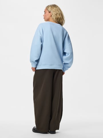 Sweat-shirt 'PCChilli' PIECES en bleu