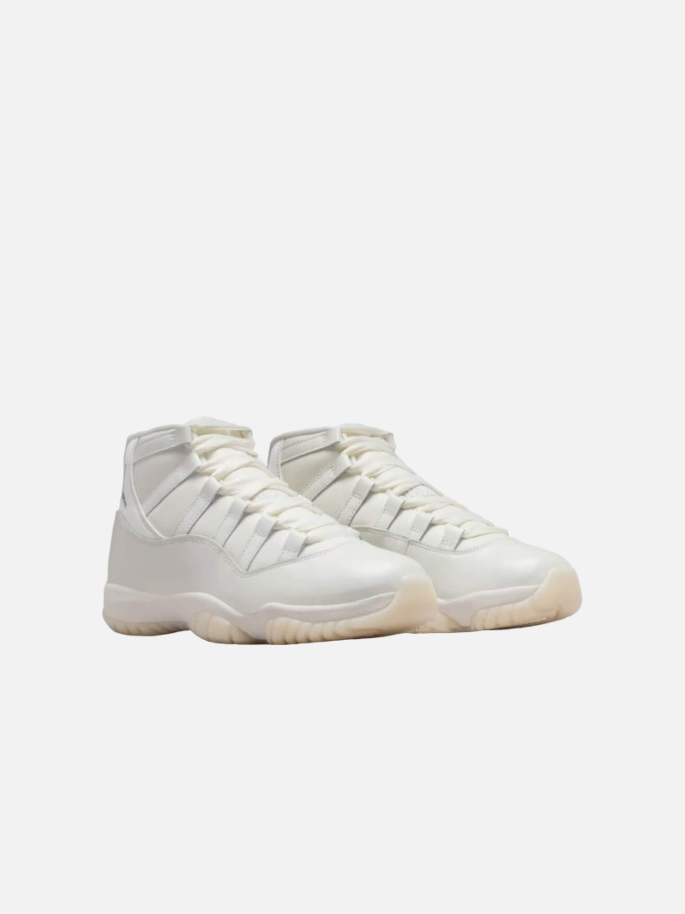 Sneaker alta 'Air Jordan 11 Retro Pearl' di Jordan in bianco