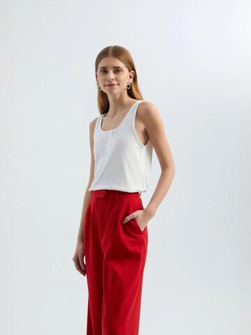 Top di Hiccup in bianco