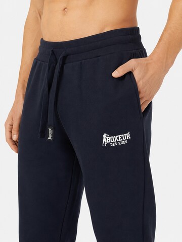 Boxeur des Rues Regular Sports trousers 'Herren Jogginghose Boxeur des Rues mit gewebtem Kordelzug-Label, Marineblau, Kleines weißes Logo, Baumwolle' in Blue