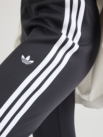 évasé Pantalon ADIDAS ORIGINALS en noir
