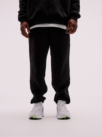 Pacemaker Tapered Pants 'Sean' in Black: front