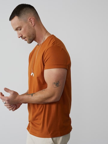 DAN FOX APPAREL - Ajuste regular Camiseta 'Piet' en marrón: frente