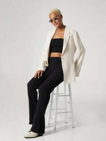 Blazer 'Antonie' di A LOT LESS in bianco