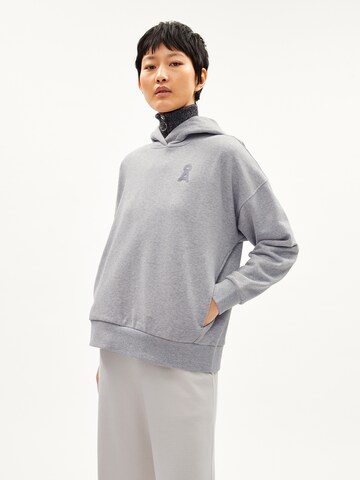 ARMEDANGELS Sweatshirt in Grey: front