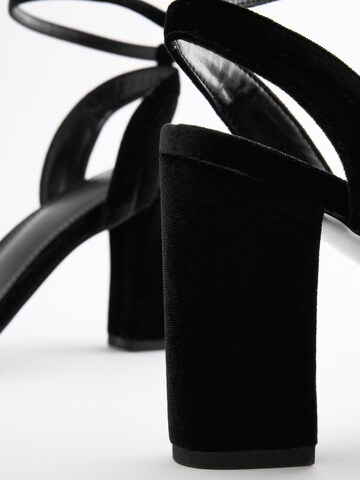 Next Сандали с каишка 'Forever Comfort®' в черно