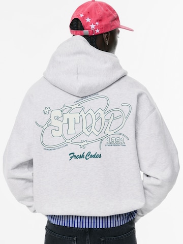 Sweat-shirt 'STWD FRESH CODES' Pull&Bear en gris : devant