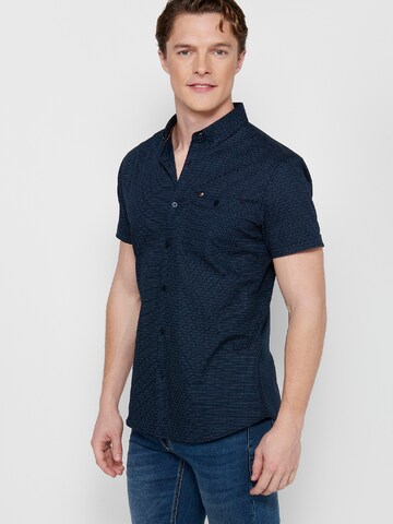 Coupe regular Chemise KOROSHI en bleu : devant