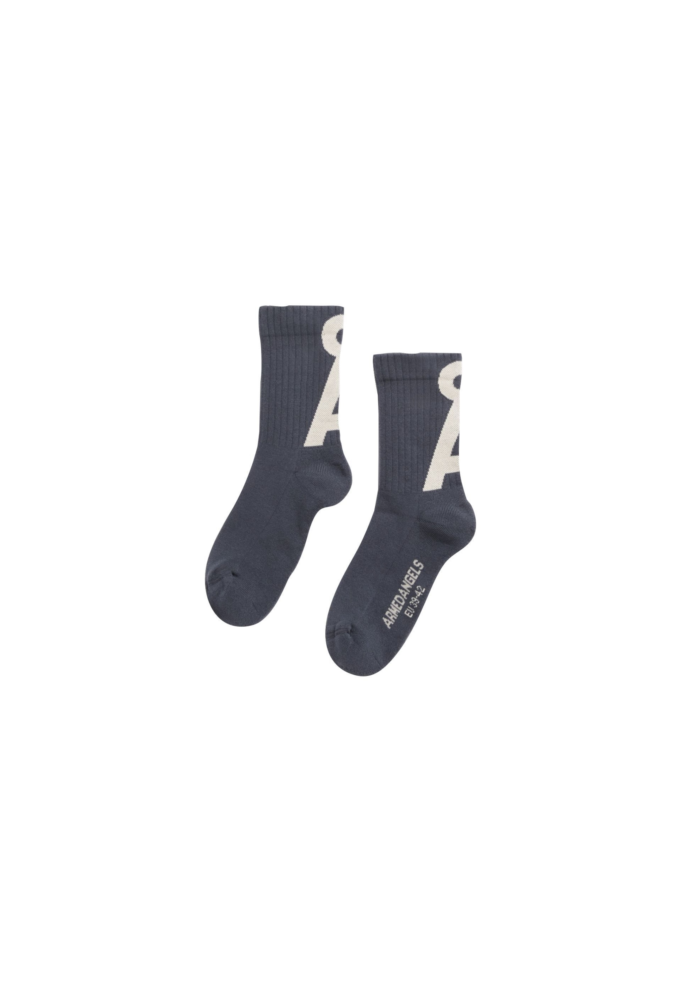 Chaussettes ARMEDANGELS en gris : devant