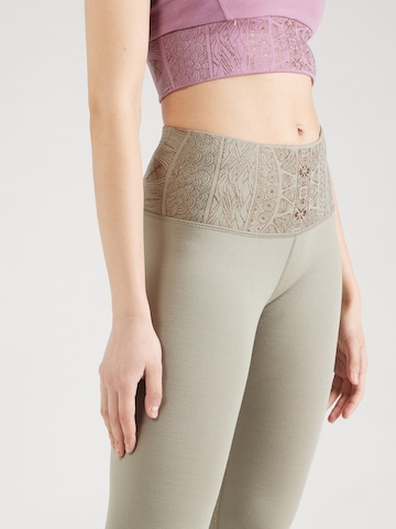 Skinny Pantaloni sportivi di super.natural in grigio