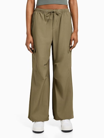 Bershka Wide leg Cargo Pants in Green: front