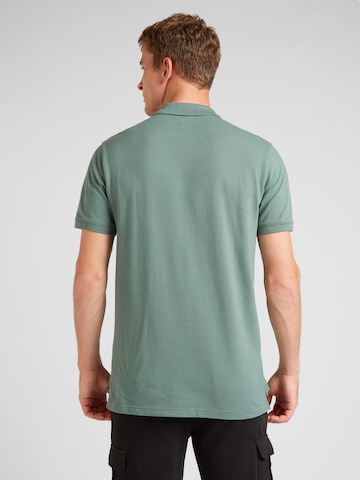 Tricou de la GAP pe verde