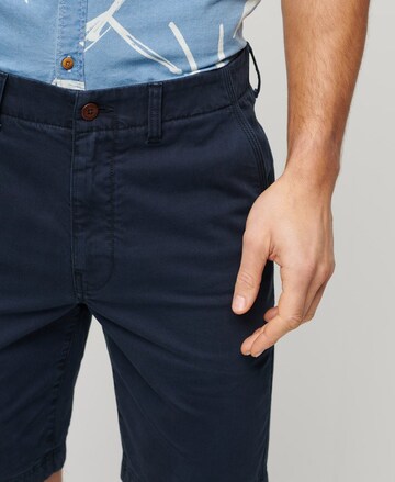 Coupe slim Pantalon chino Superdry en bleu