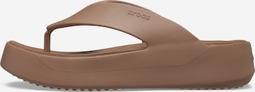 Crocs - Sandalias de dedo en marrón: frente