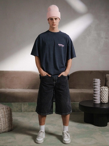 Maglietta 'DIPLOMATS' di Maison Beast in grigio