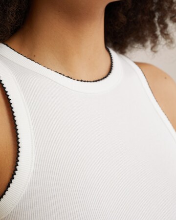 T-shirt WE Fashion en blanc