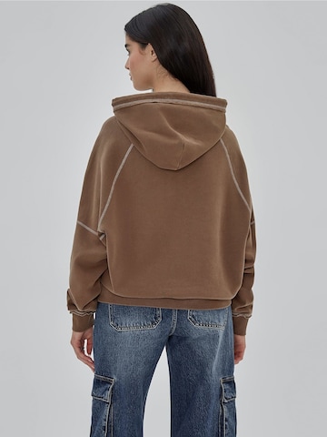 GUESS Sweatshirt in Brown