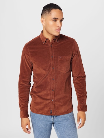 Coupe regular Chemise TOMMY HILFIGER en marron : devant