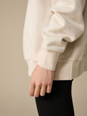 Bluză de molton de la Lipsy pe bej