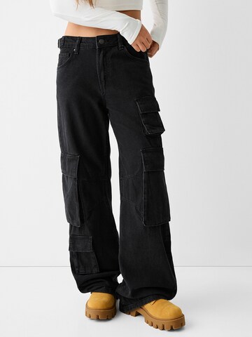 Bershka Wide leg Cargojeans in Zwart: voorkant