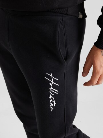 Tapered Pantaloni de la HOLLISTER pe negru