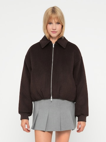 Abercrombie & Fitch - Chaqueta de entretiempo en marrón: frente