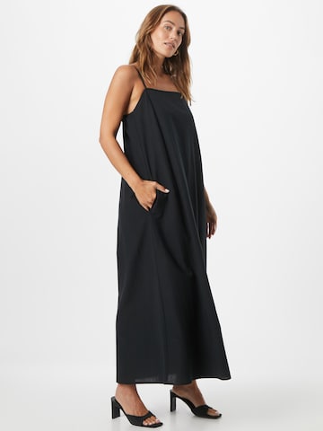 Robe 'VIKILINO' minimum en noir : devant