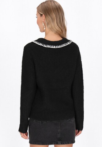 IZIA Oversized neulepaita värissä musta