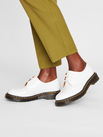 Chaussure à lacets Dr. Martens en blanc : devant