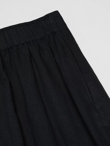 Largi Pantaloni 'Linovis' de la MANGO pe negru