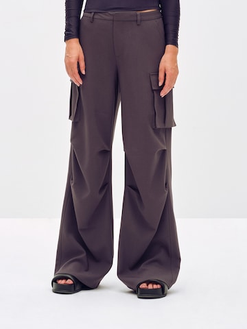 Loosefit Pantalon cargo 'Dakota' ABOUT YOU x Toni Garrn en gris : devant