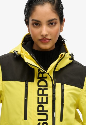 Superdry Tussenjas in Geel