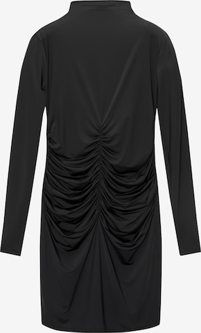 Rochie de la Pull&Bear pe negru: față