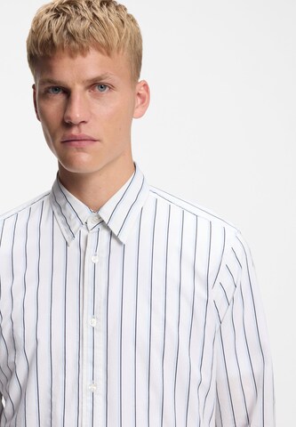 Coupe regular Chemise BOSS en blanc