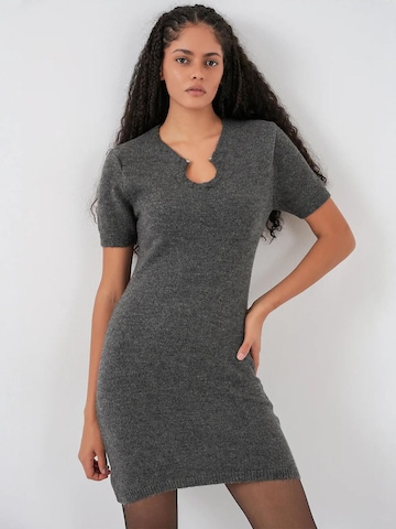 Bigdart Gebreide jurk in Grijs: voorkant