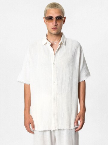 VAMOS CLO Button Up Shirt in White: front