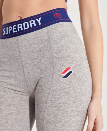 Superdry Skinny Shorts in Grau