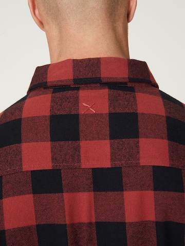 DAN FOX APPAREL جينز مضبوط قميص 'Efe' بلون أحمر