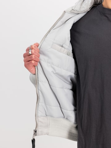 ALPHA INDUSTRIES Winterjas 'MA-1 Zip Hood' in Grijs