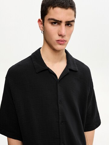 Comfort fit Camicia di Bershka in nero
